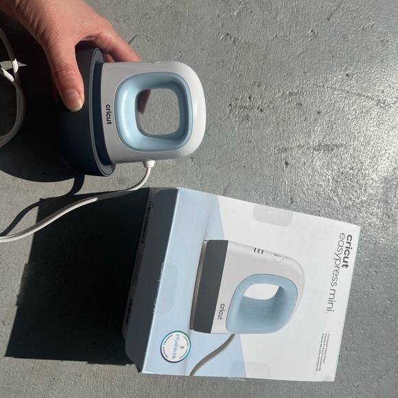 Cricut EasyPress Mini Heat Press for Small Objects - Picture 4 of 4